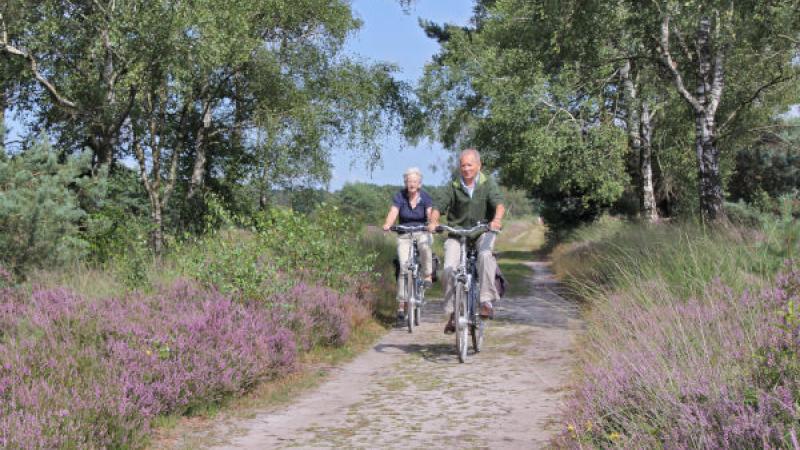 Ouder stel fietst in natuur
