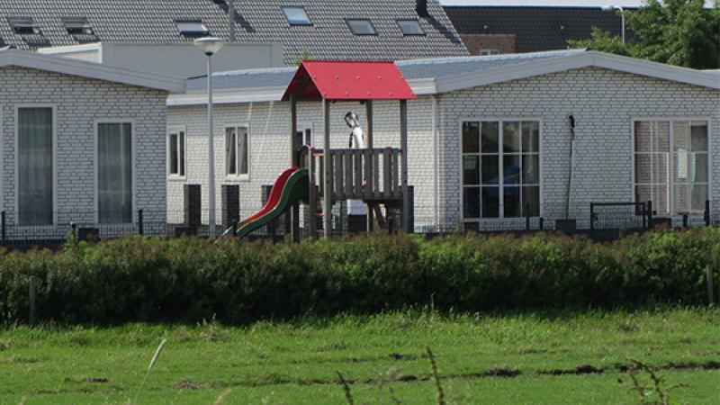 Woonwagenkamp met glijbaan op de voorgrond