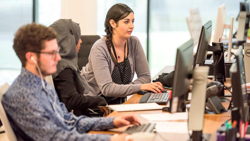 Mensen achter computer op kantoor