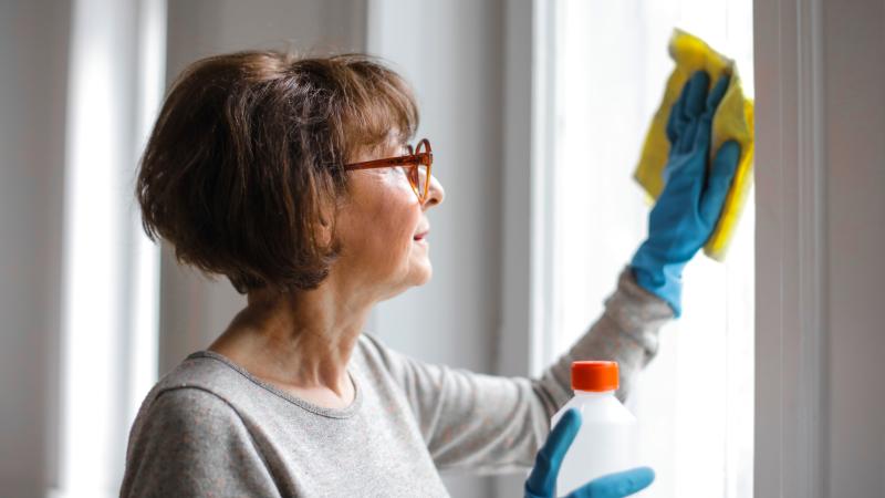 Vrouw is aan het schoonmaken