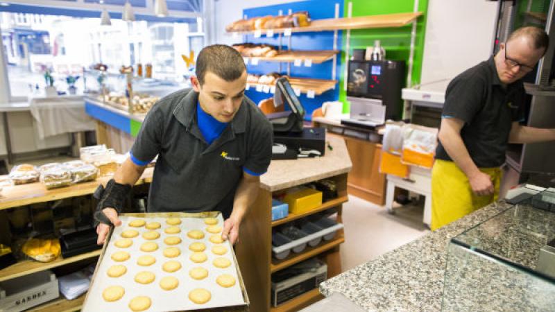 Medewerkers met arbeidsbeperking aan het werk bij de bakker