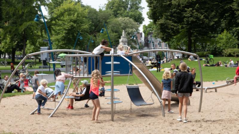 Kinderen in speeltuin