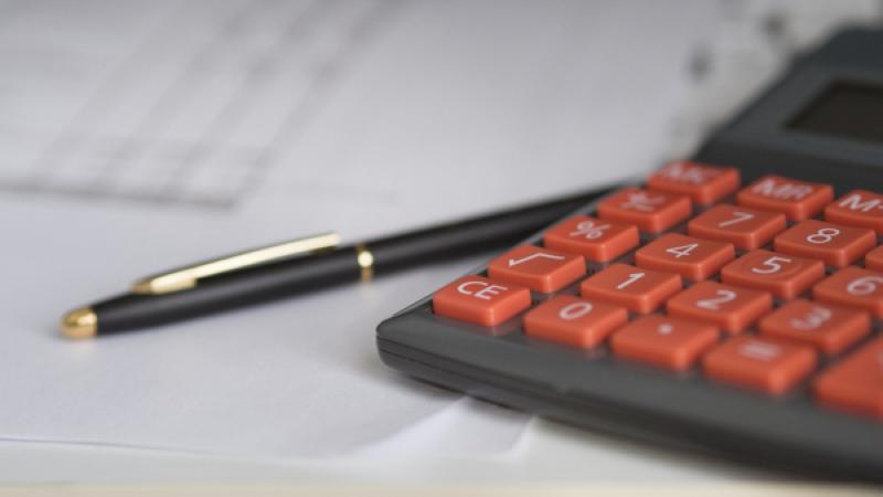 Close-up van rekenmachine met pen ernaast