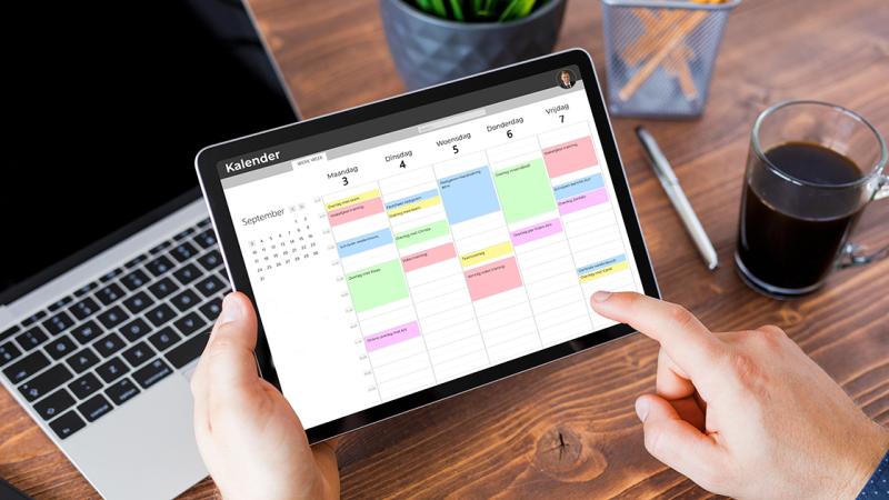 Close-up van tablet waarop digitale agenda te zien is