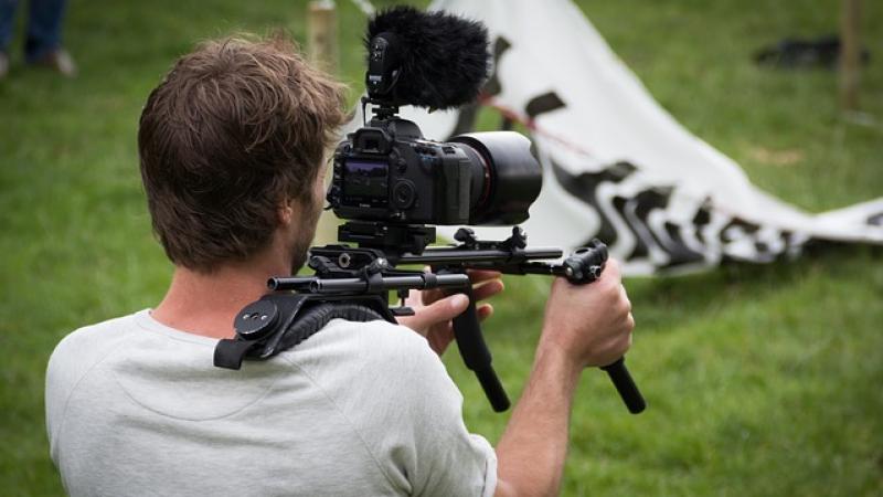 camerman met schoudercamera