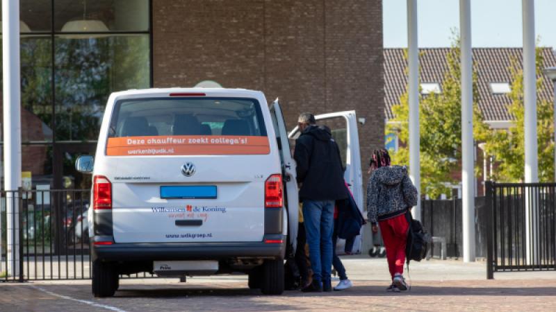 Man en meisje stappen in bus leerlingenvervoer