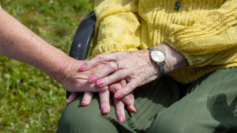 Twee handen in beeld die elkaar vathouden