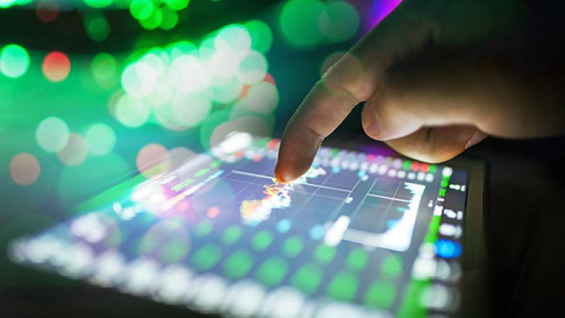 Persoon gebruikt een dataprogramma op een tablet